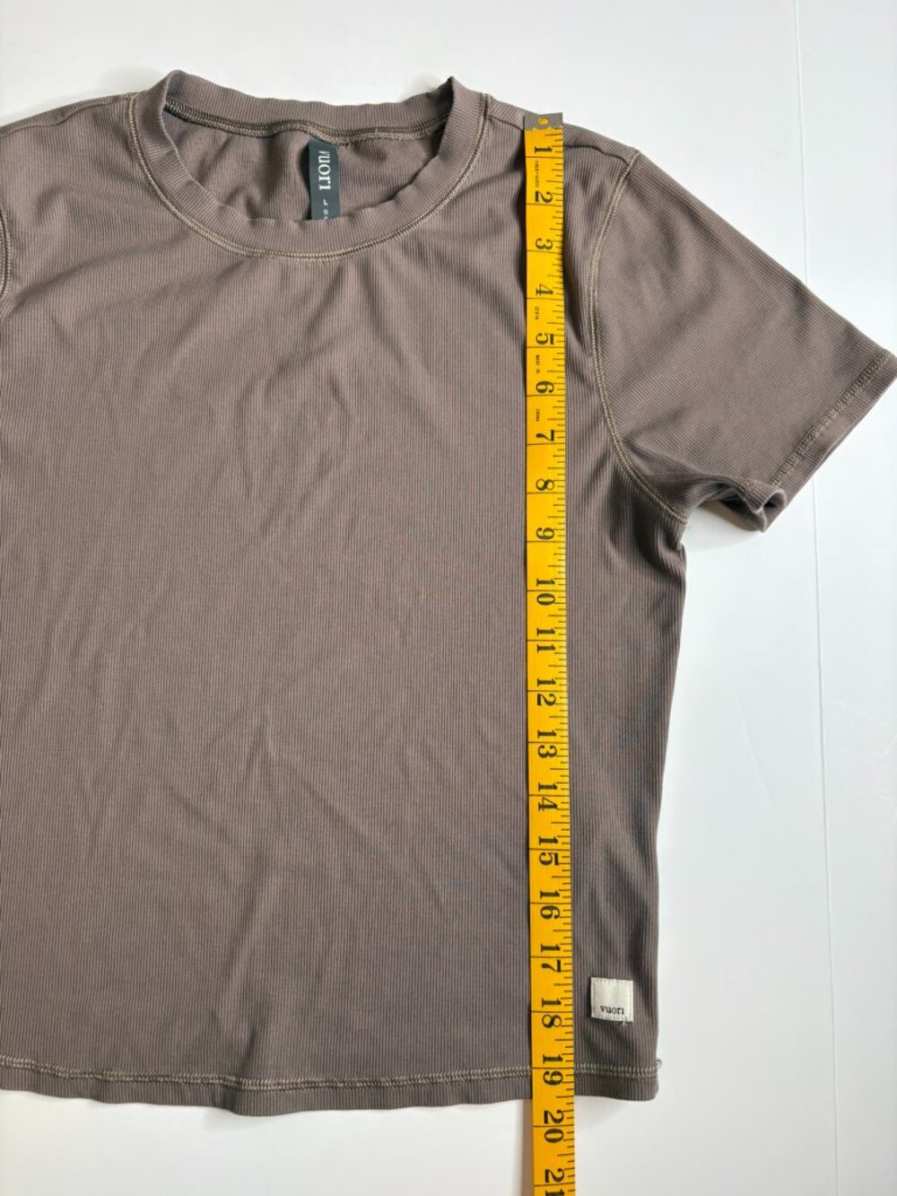 Vuori Pose Fitted Tee – Smokey Taupe – Large – Soft Stretch Performance - Picture 4 of 9
